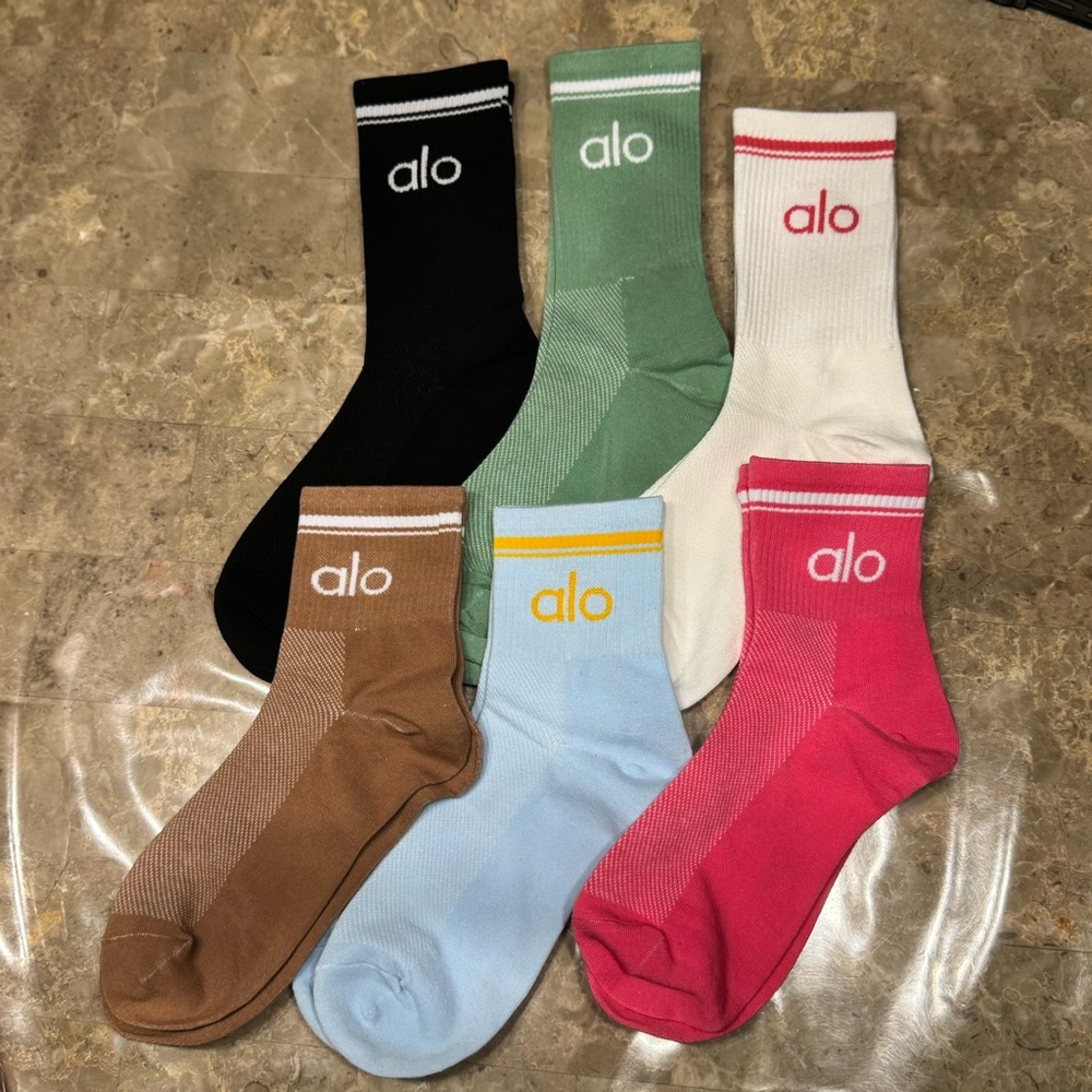 New Women’s Alo Socks
New with tags in its packaging 
6 pairs 
Fits sizes 6-11 - Picture 2 of 4